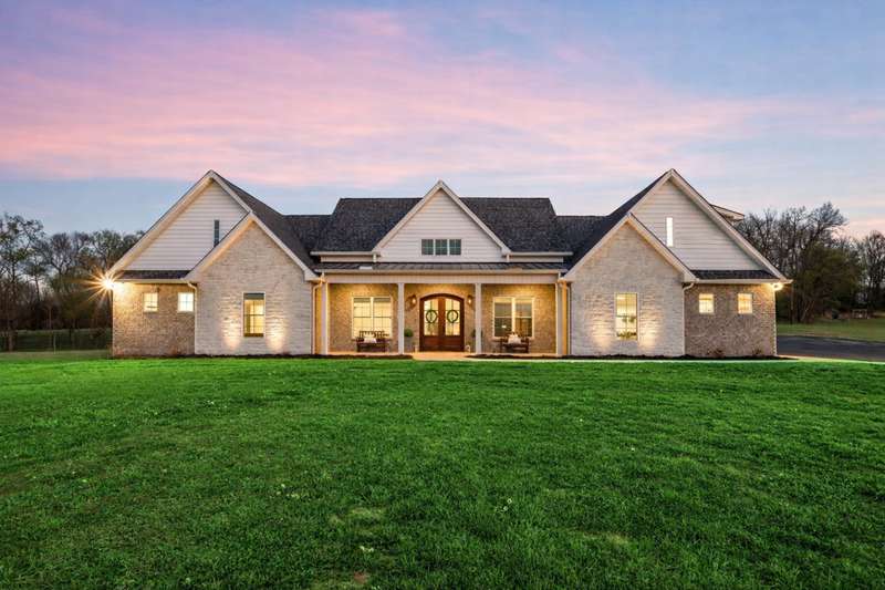 luxury homes with land near Nashville TN