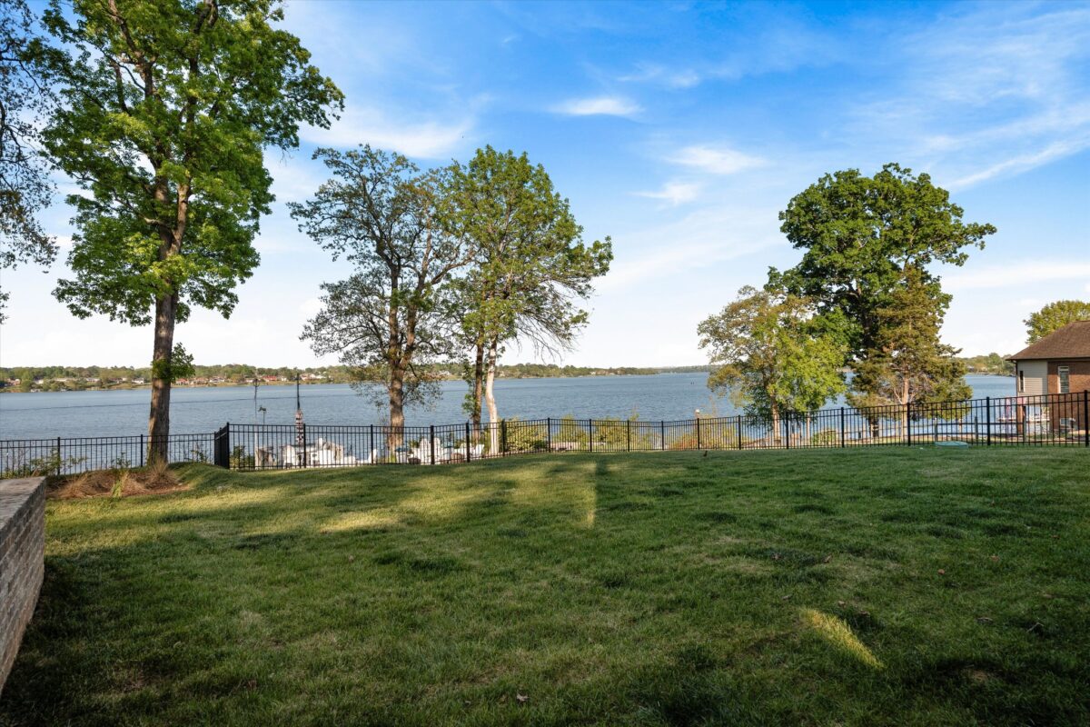 Which lake is closer to Nashville?